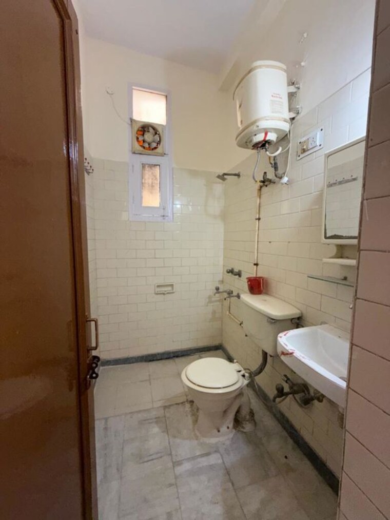 Bathroom, kalkaji 3 Bedroom 200 Sq.Yd. Builder Floor In Kalkaji Delhi 10121957