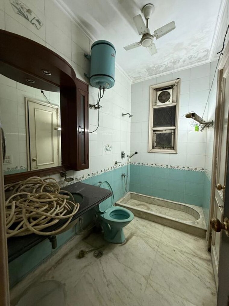Bathroom, greater kailash ii 3 Bedroom 2000 Sq.Ft. Builder Floor In Greater Kailash ii Delhi 10121974