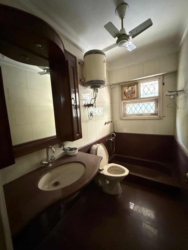 Bathroom, greater kailash ii 3 Bedroom 2000 Sq.Ft. Builder Floor In Greater Kailash ii Delhi 10121974