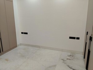 Room in 3 BHK Builder Floor at Sector 46 – for Rent