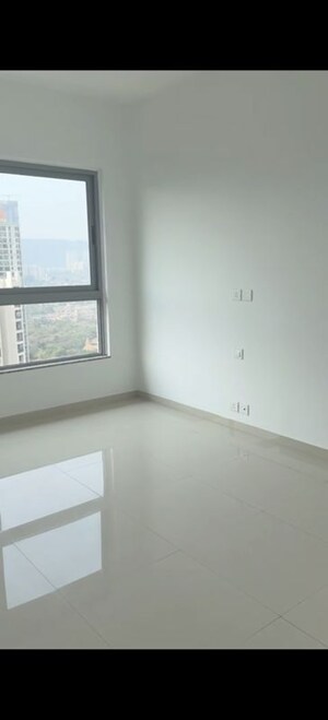 Room in 3 BHK Apartment at Kalpataru Immensa, Kolshet Road – for Rent