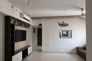 Room in 2 BHK Apartment at Lodha Amara, Kolshet Road – for Sale