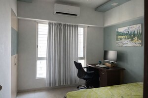 Room in 2 BHK Apartment at Lodha Amara, Kolshet Road – for Sale