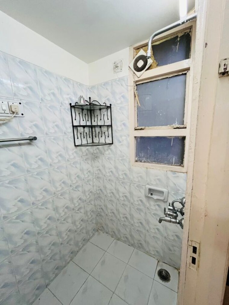 Bathroom, sector 52 3 Bedroom 1550 Sq.Ft. Apartment In Sector 52 Gurgaon 10121993