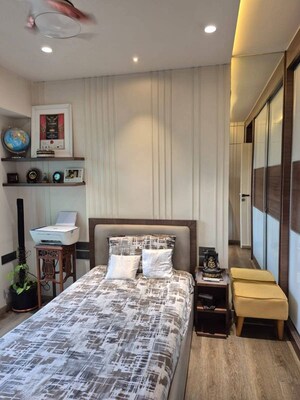 Bedroom in 3 BHK Apartment at Andheri West – for Rent