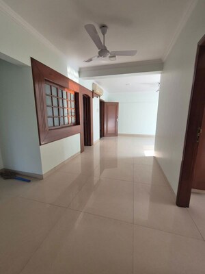 Room in 3 BHK Apartment at Shalimar CHS Bandra, Bandra West – for Rent