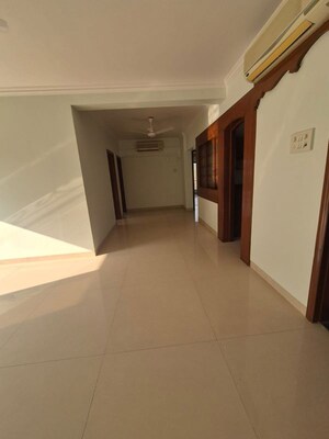 Room in 3 BHK Apartment at Shalimar CHS Bandra, Bandra West – for Rent