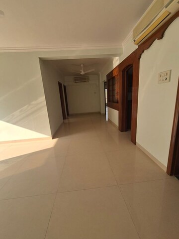 Room in 3 BHK Apartment at Shalimar CHS Bandra, Bandra West – for Rent