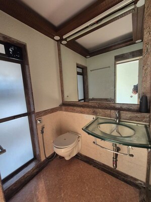 Furnished Amenities in 3 BHK Apartment at Shalimar CHS Bandra, Bandra West – for Rent