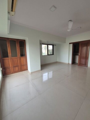 Room in 3 BHK Apartment at Shalimar CHS Bandra, Bandra West – for Rent