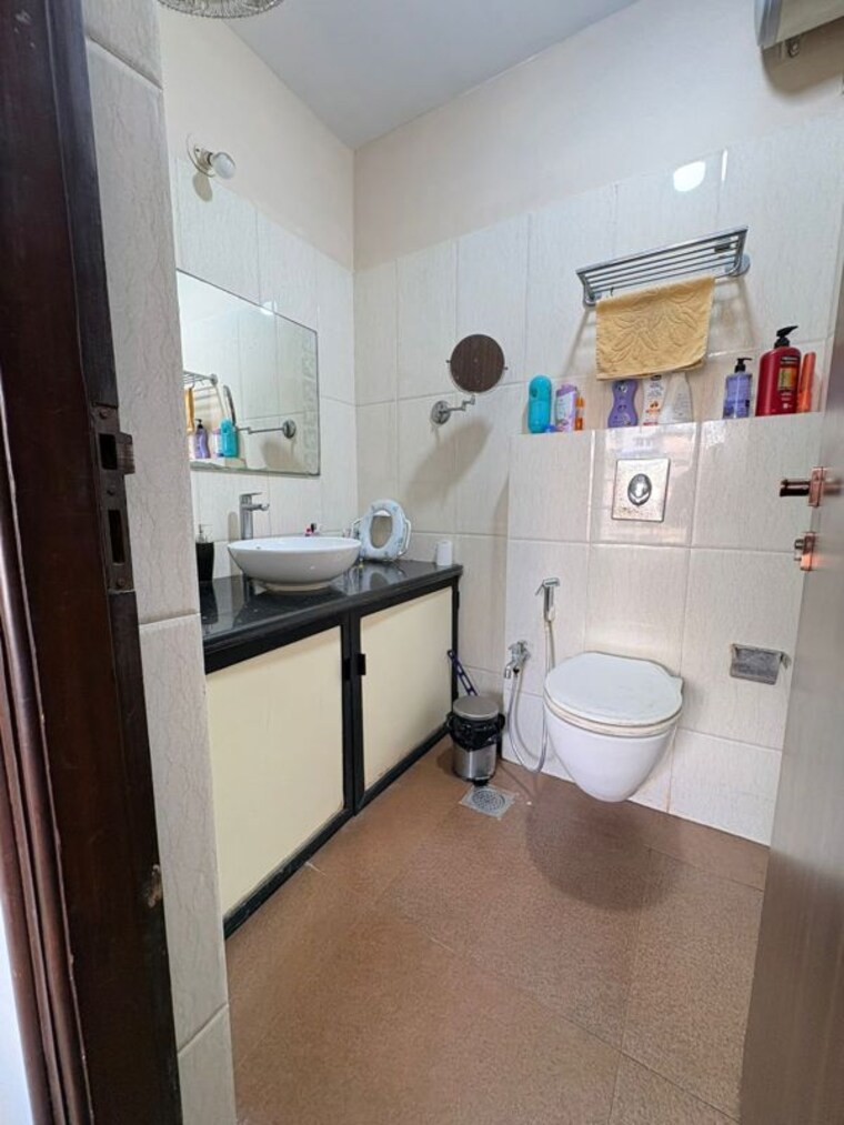 Bathroom, khar west 2 Bedroom 780 Sq.Ft. Apartment In Khar West Mumbai 10122030