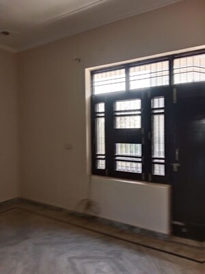 Room in 2.5 BHK Builder Floor at Sector 17 – for Rent