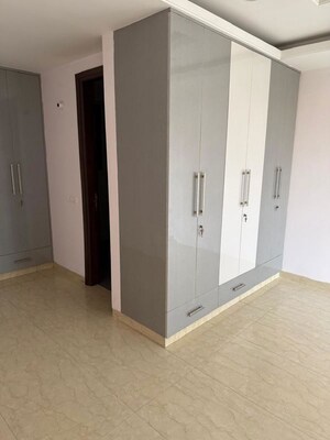 Room in 4 BHK Builder Floor at Palam Vihar – for Rent