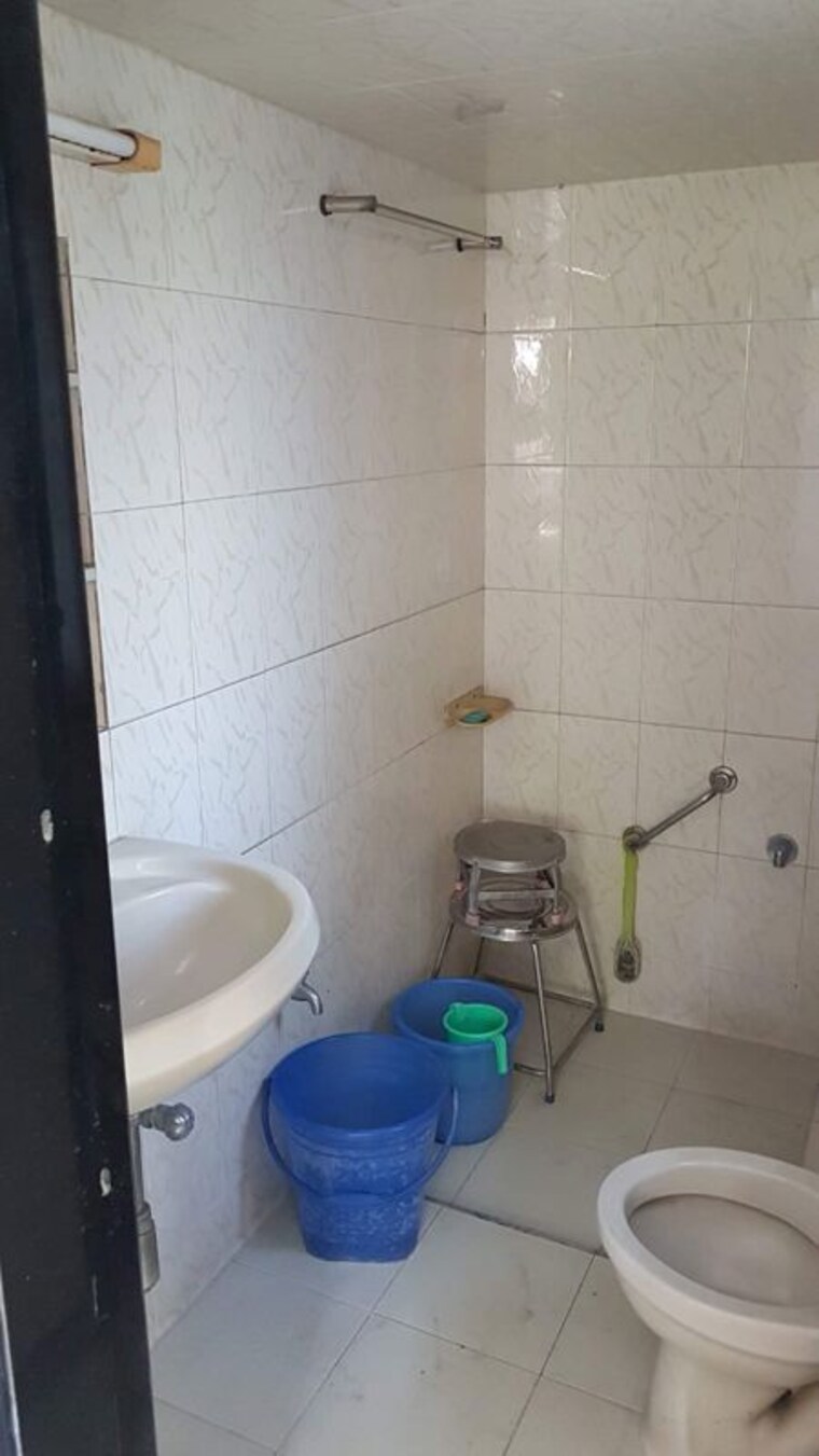Bathroom, juhu 3 Bedroom 1100 Sq.Ft. Apartment In Juhu Mumbai 10122157