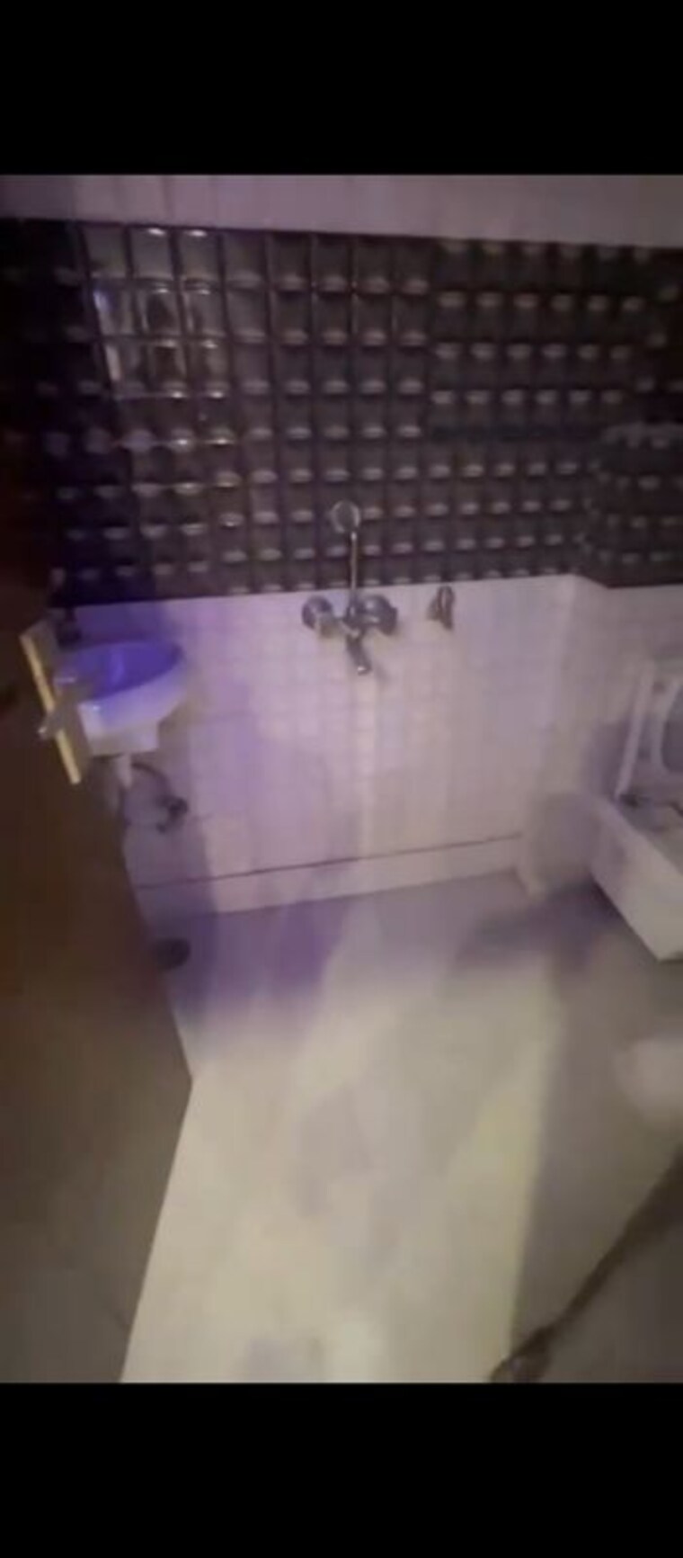 Bathroom, dwarka mor 3 Bedroom 100 Sq.Yd. Builder Floor In Dwarka Mor Delhi 10122220