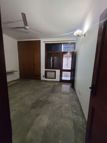 Room in 2 BHK Builder Floor at Sector 34 – for Rent