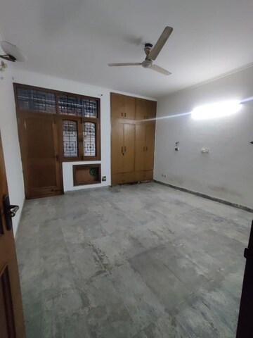 Room in 2 BHK Builder Floor at Sector 34 – for Rent