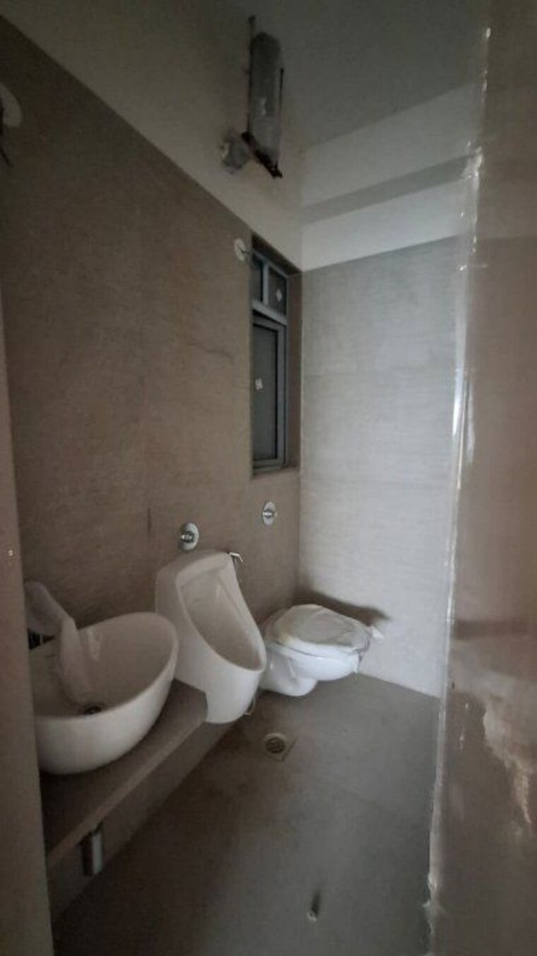 Bathroom, chincholi bunder Commercial Office Space 550 Sq.Ft. In Chincholi Bunder Mumbai 10122349