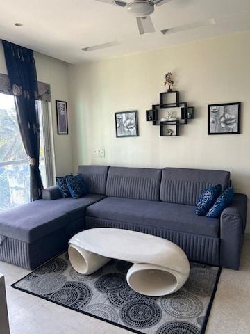 Master Bedroom in 2 BHK Apartment at Khar West – for Rent