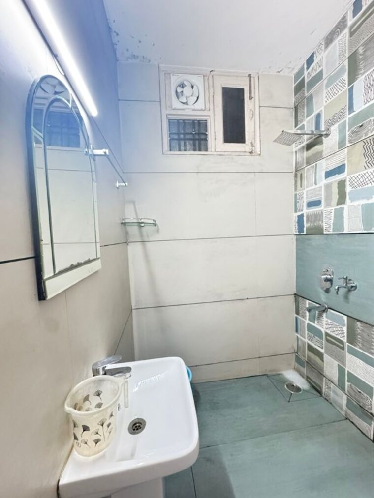 Bathroom, sector 23a 3 Bedroom 360 Sq.Yd. Builder Floor In Sector 23a Gurgaon 10122410