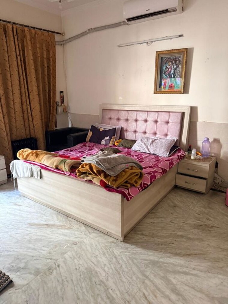 Bedroom, sector 23 3 Bedroom 360 Sq.Yd. Builder Floor In Sector 23 Gurgaon 10122462