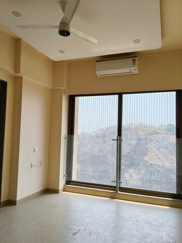 Room in 3 BHK Apartment at Kanakia Silicon Valley, Powai – for Rent