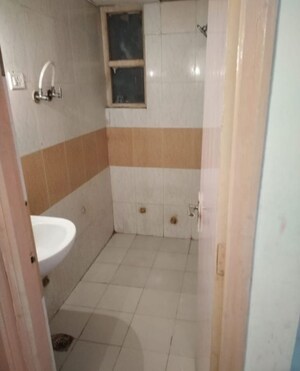 Bathroom in 2 BHK Apartment at Ansal Plaza Chiranjiv Vihar, Chiranjiv Vihar – for Rent