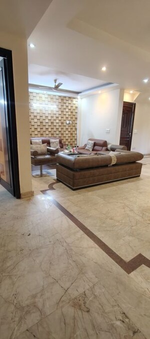 Living Room in 3.5 BHK Builder Floor at South City 1 – for Rent