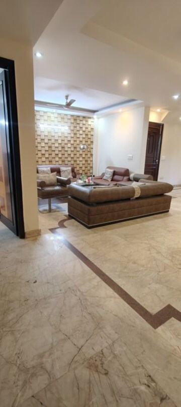 Living Room in 3.5 BHK Builder Floor at South City 1 – for Rent