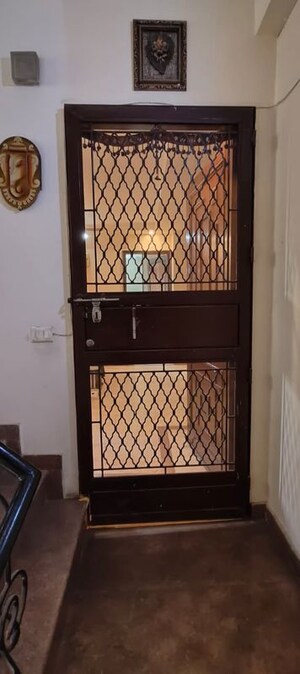 Furnished Amenities in 3.5 BHK Builder Floor at South City 1 – for Rent