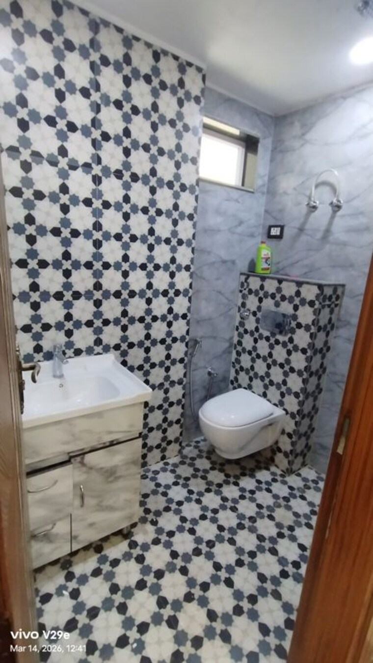 Bathroom, uttam nagar 3.5 Bedroom 100 Sq.Yd. Builder Floor In Uttam Nagar Delhi 10122734