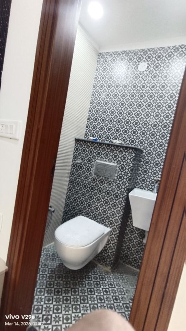 Bathroom, uttam nagar 3.5 Bedroom 100 Sq.Yd. Builder Floor In Uttam Nagar Delhi 10122734