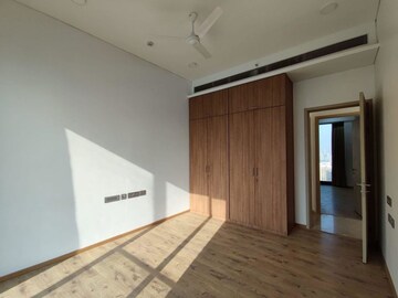 Room in 4 BHK Apartment at Rustomjee Crown, Prabhadevi – for Rent