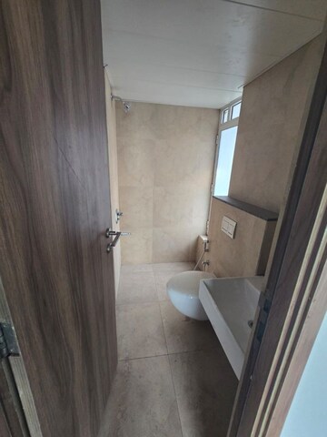 Bathroom in 1.5 BHK Apartment at Kandivali East – for Rent