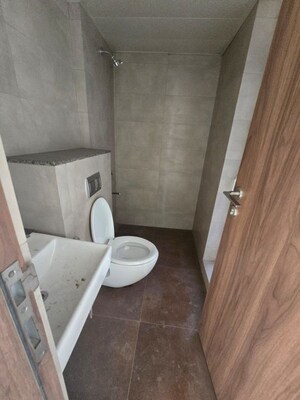 Bathroom in 1.5 BHK Apartment at Kandivali East – for Rent