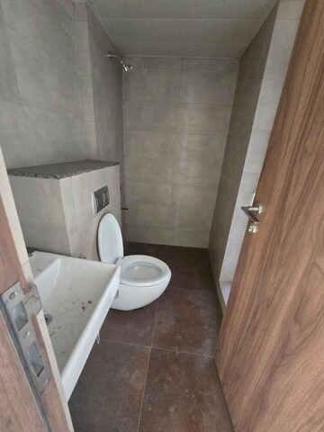 Bathroom in 1.5 BHK Apartment at Kandivali East – for Rent