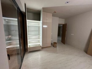 Room in 3 BHK Apartment at DLF Belvedere Towers, Sector 24 – for Rent