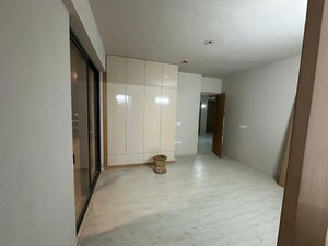 Room in 3 BHK Apartment at DLF Belvedere Towers, Sector 24 – for Rent