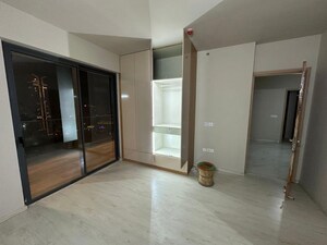 Room in 3 BHK Apartment at DLF Belvedere Towers, Sector 24 – for Rent