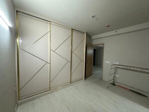 Room in 3 BHK Apartment at DLF Belvedere Towers, Sector 24 – for Rent