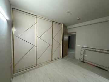 Room in 3 BHK Apartment at DLF Belvedere Towers, Sector 24 – for Rent