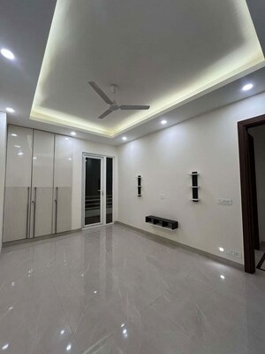 Room in 3 BHK Builder Floor at Sector 45 – for Rent