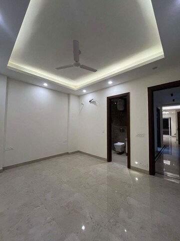 Room in 3 BHK Builder Floor at Sector 45 – for Rent