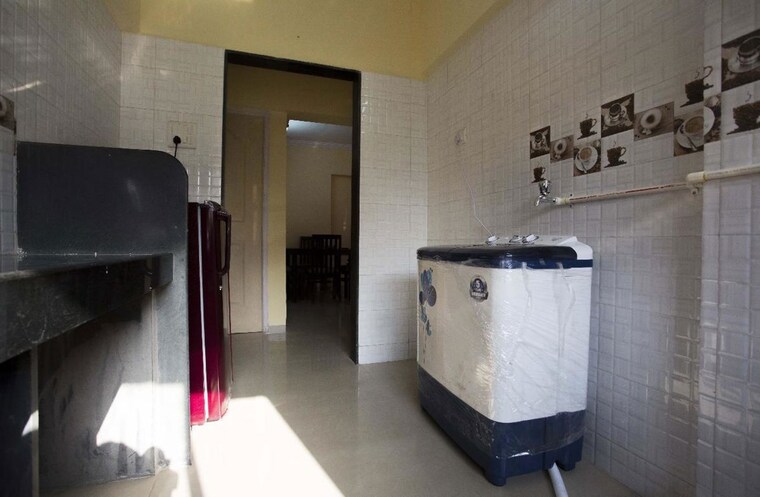 Bathroom, malad west Pg For Boys In Malad West 10123072