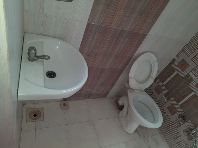 Bathroom, kudasan 3 Bedroom 1400 Sq.Ft. Apartment In Kudasan Gandhinagar 10123074