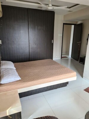 Bedroom in 1 BHK Apartment at Khar West – for Rent