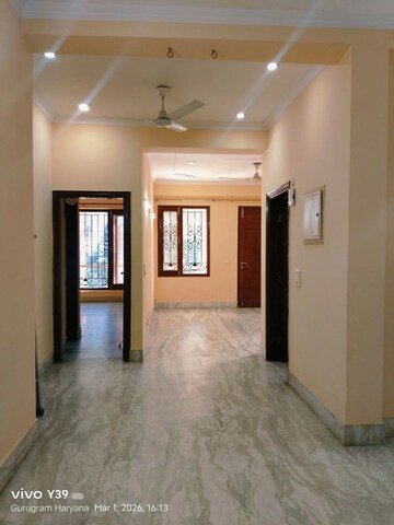 Room in 3 BHK Builder Floor at Unitech South City 1, South City 1 – for Rent