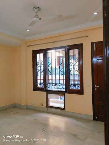 Room in 3 BHK Builder Floor at Unitech South City 1, South City 1 – for Rent