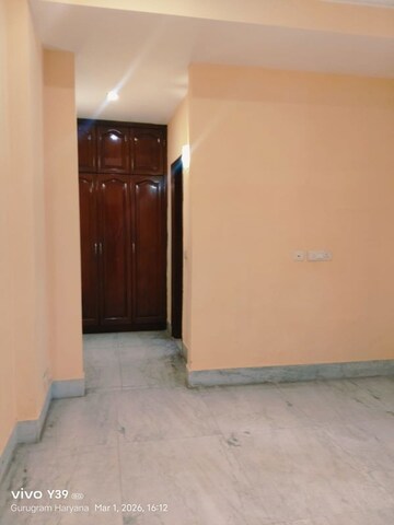 Room in 3 BHK Builder Floor at Unitech South City 1, South City 1 – for Rent