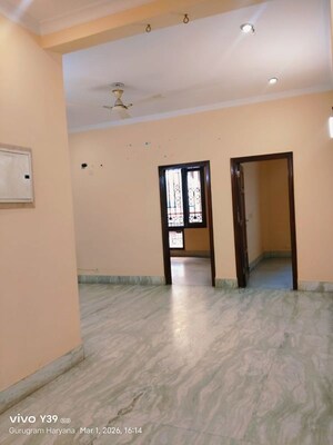 Room in 3 BHK Builder Floor at Unitech South City 1, South City 1 – for Rent